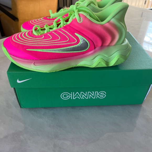 Men’s Giannis  Nike court shoes size 7 - Picture 2 of 4